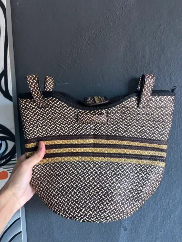 Bolsa de palha tecida marrom e bege