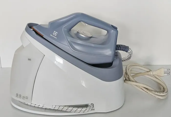 Estação de passar roupa ELECTROLUX Refine 700