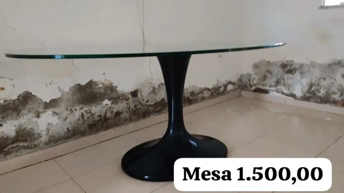 Mesa de jantar redonda com base preta somente mesa