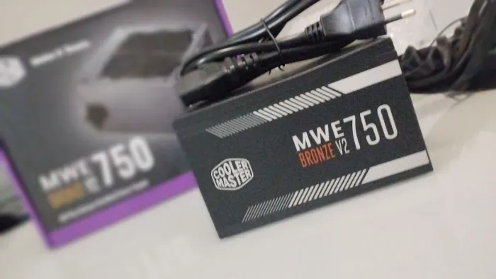 Fonte de alimentação Cooler Master MWE Bronze V2 750W.