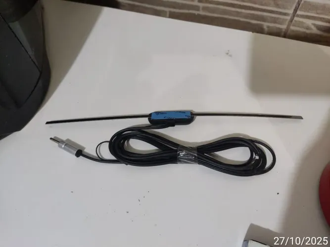 Antena interna automotiva universal amplificada parabrisa.