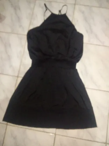 Vestido preto estiloso com alças finas