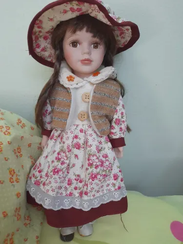 Linda Boneca de Porcelana com Roupa Charmosa