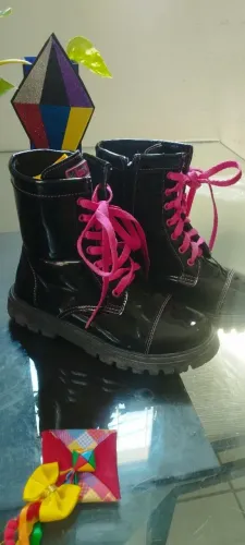 Bota Infantil Preta com Cadarço Rosa perfeita para o são João 