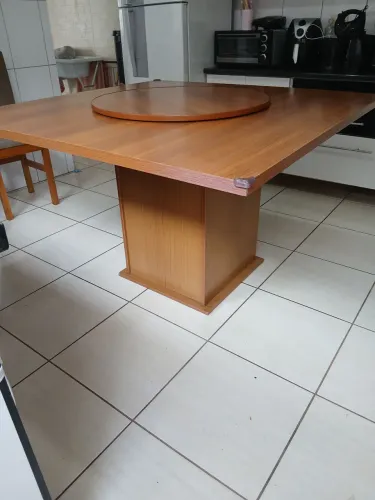 Mesa quadrada com tampo central giratório (sem cadeiras)