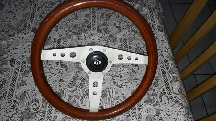 Volante de madeira de lei