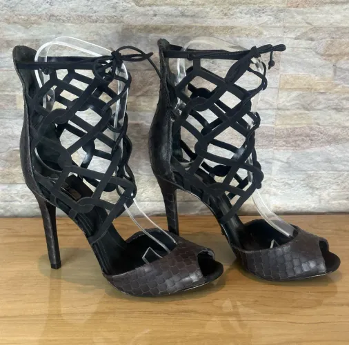 (nova) sandália couro da marca schütz tam 35 na cor preta # luz da lua michael kors arezzo