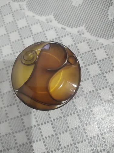 Caixinha forrada em metal amarelo 