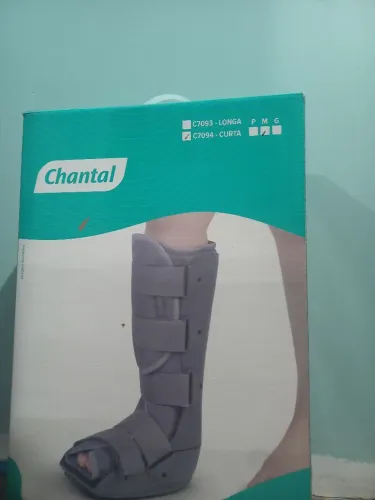 Kit ortopédico completo: bota ortopédica + muleta regulável.