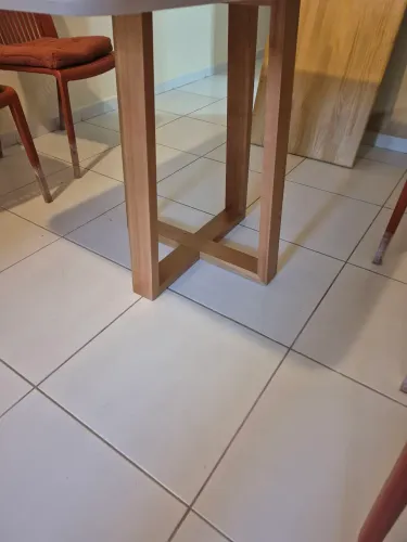 Mesa 1,20 x 80 tampão de vidro, pés madeira taurina.