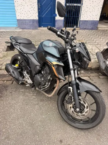 Vendo fazer 250 impecável único dono e com pouco kilometros rodados.
