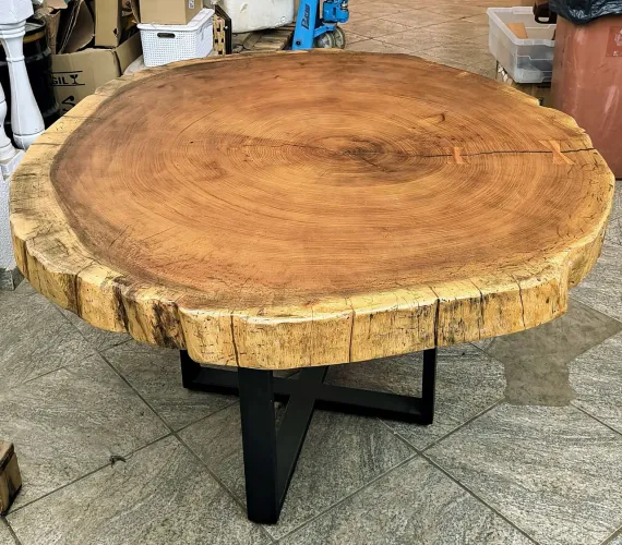 Mesa de Madeira Maciça com 6 cadeiras/poltronas