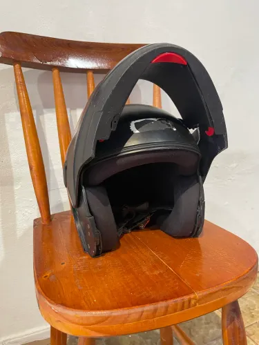 Capacete escamoteável preto