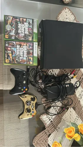Xbox 360 c 2 controles e 2 jogos originais gta. 