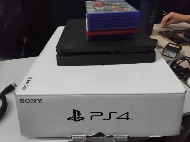 PS4 SEMINOVO COM CONTROLES
