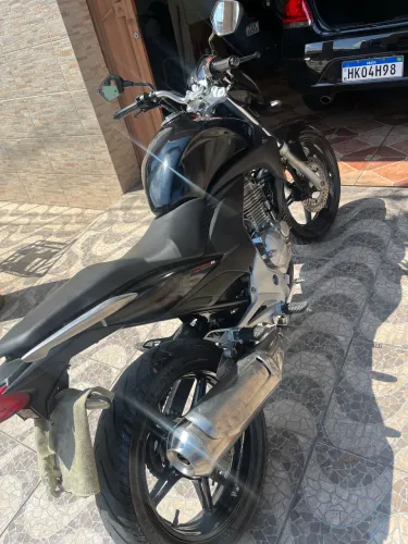 CB 300 é preta