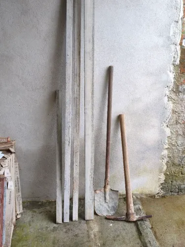 Ferramentas picareta, cortadeira, reguas de pedreiro