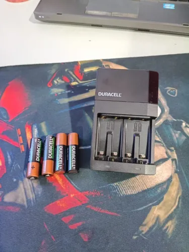 Carregador de Pilhas Recarregáveis Duracell + 4 Pilhas