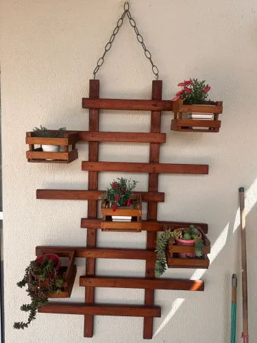 Porta vasos de flores em madeira