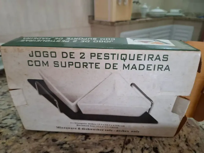 Jogo petisqueira com suporte de madeira