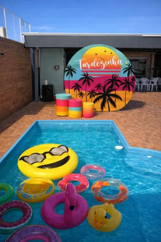 Espaço para festas + decoração (área central)