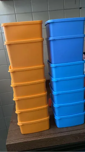 Várias vasilhas Tupperware para vende.