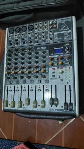 MESA DE SOM BEHRINGER XENYX 1204 USB