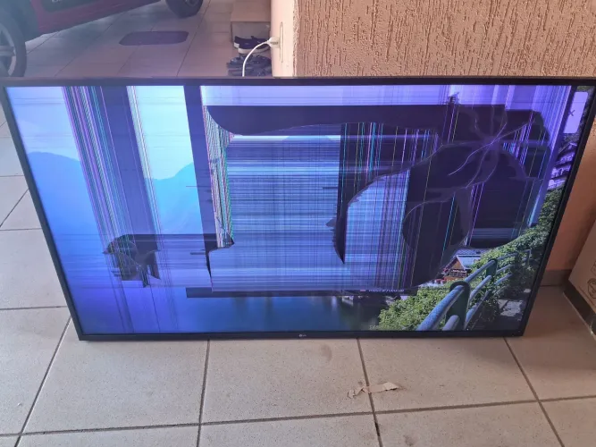Tv 55 LG com a tela quebrada - 55UM7470PSA