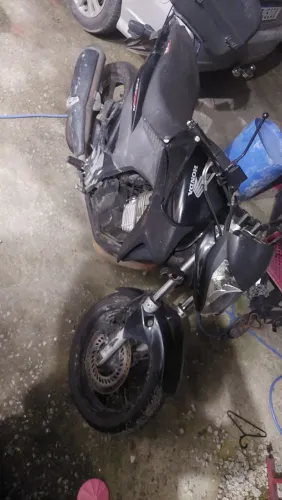 CB 300r 2010 com avarias 