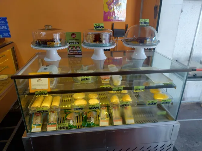 Vitrine expositor refrigerada sistema Frost Free ( não produz gelo) digital aço inox puro 