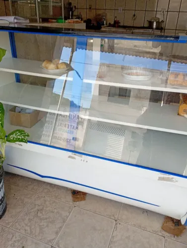 Balcão vitrine para salgados e doces e bolos