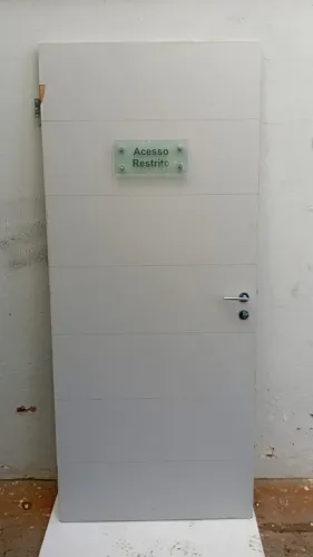 porta em madeira 210x0,90 formicada com fechadura la fonte e chave