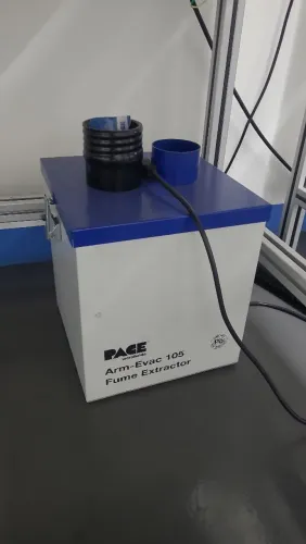 Extrator de fumaça PACE para bancadas de solda.