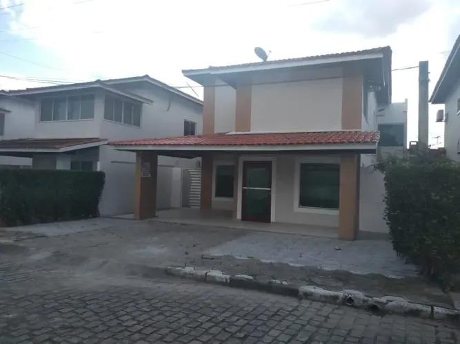 Casa de condomínio para venda possui 220 metros quadrados com 5 quartos