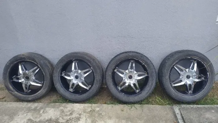 Rodas aro "20" cromadas com pneus em ótimo estado para caminhonete, pegar e usar.
