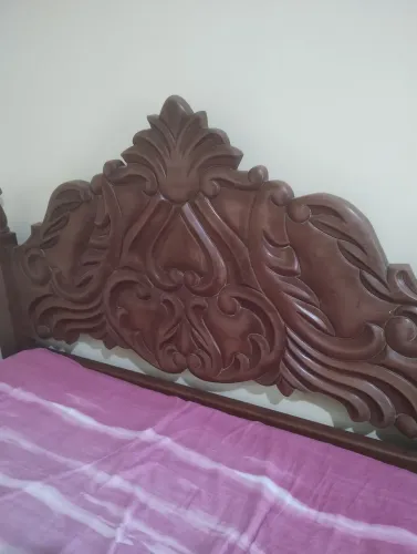 Cama madeira trabalhada
