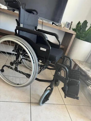 Excelente cadeira de rodas e um assento elevatório seminovos