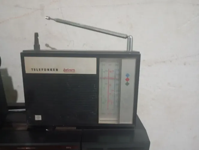 Rádio Telefunken raridade preço a combinar .. não funcionando ...