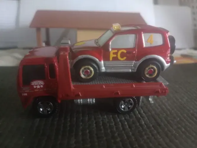 MINIATURAS Matchbox Isuzu Flatbed Truck Towing Hiway Hauler + Mitsubishi FC4. CONJUNTO.
