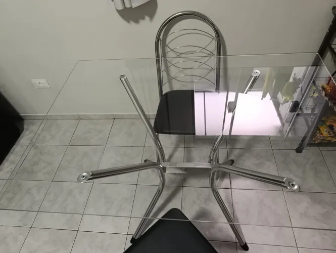 Mesa com vidro com 2 cadeiras <br>? Valor negociável