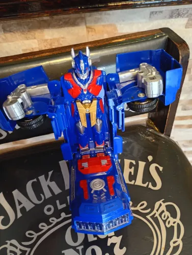 Caminhão que vira robô emite sons e luzes