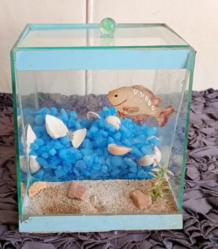 Aquario de vidro com decoração, pedraria e tampa.