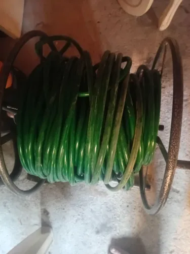 Vendo rolo de mangueira com suporte em torno de 200 metros d e mangueira 