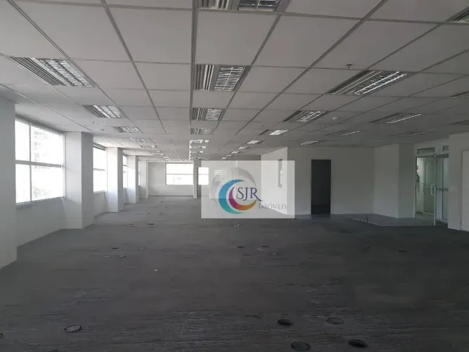 Conjunto comercial de 448 m² com 14 vagas