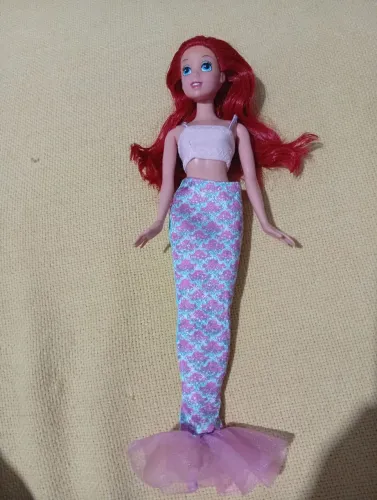 Boneca da Disney Ariel as pernas estão um pouco mole vai como está nas fotos.