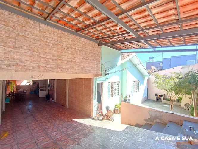 Casa à venda com quatro quartos, área gourmet, e três vagas no Bairro Alto das Flores em B