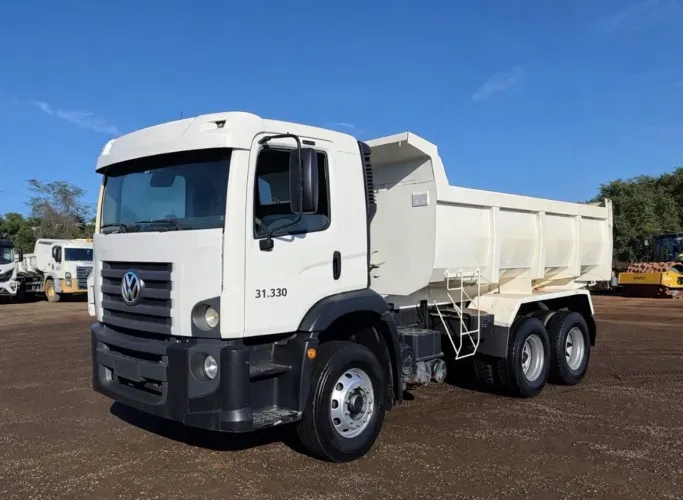 VW 31.330 ano 2015, 6x4, com caçamba de 12 ? em leque, em SP