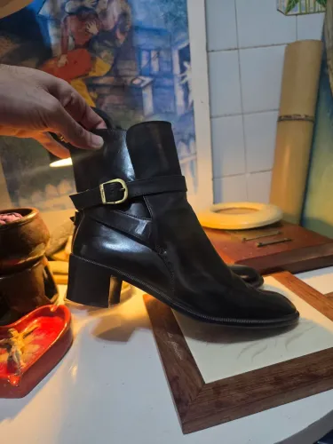 Botas de Cano Curto em Couro Preta - Salvatore Ferragamo