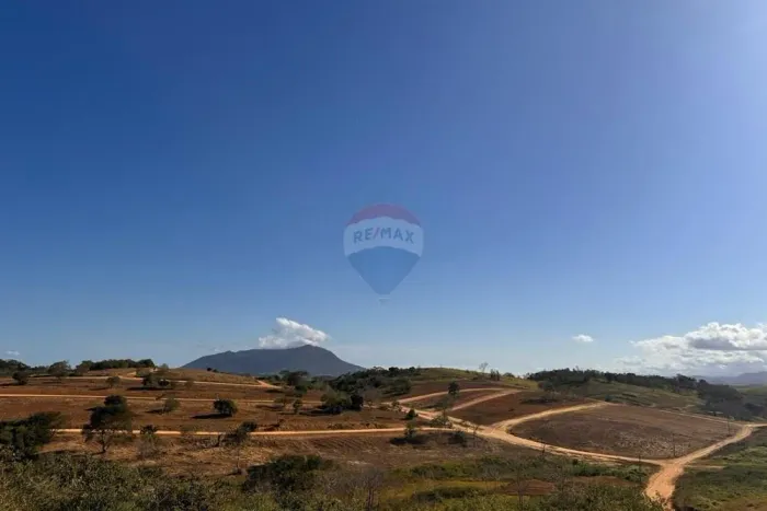 Terreno 420m² em Cantagalo, RJ: Tranquilidade e Luz