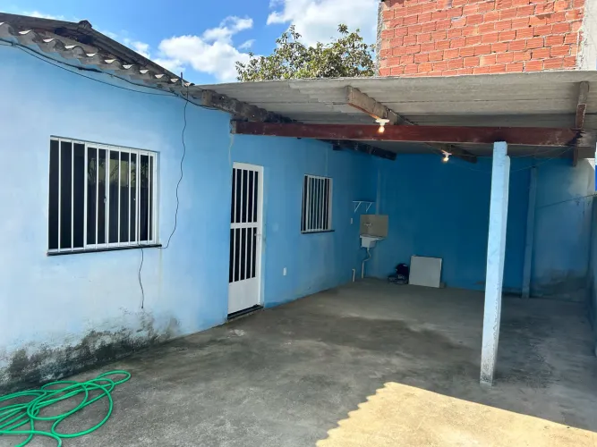 Vendo casa pequena quarto sala cozinha banheiro uma varanda grande